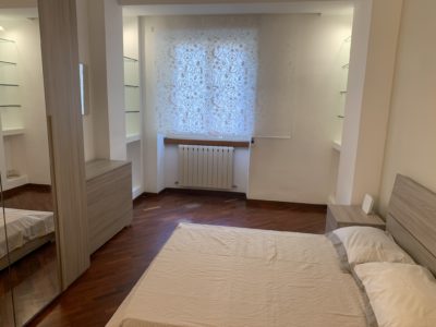 Zona Prati Piazza Mazzini, in condominio elegante, silenziosissimo con bellissimo giardino, primo piano. Affitto stanza 20mq, in appartamento così composto: 3 camere da letto due bagni, cucina abitabile, disimpegno, ripostiglio e balconcino. Appartamento ristrutturato, Parquet in tutte le stanze, termoAutonomo, Cucina nuova. La camera in affitto è nuovissima mai utilizzata. Prezzo 580€ compreso di condominio (80€) escluso le utenze.