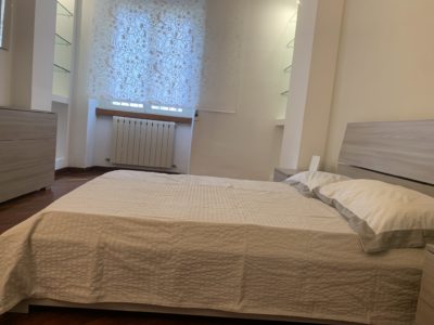 Zona Prati Piazza Mazzini, in condominio elegante, silenziosissimo con bellissimo giardino, primo piano. Affitto stanza 20mq, in appartamento così composto: 3 camere da letto due bagni, cucina abitabile, disimpegno, ripostiglio e balconcino. Appartamento ristrutturato, Parquet in tutte le stanze, termoAutonomo, Cucina nuova. La camera in affitto è nuovissima mai utilizzata. Prezzo 580€ compreso di condominio (80€) escluso le utenze.