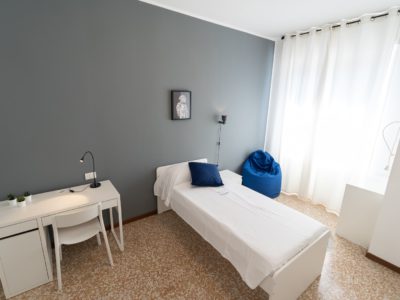 Residenza Kennedy – PER LAVORATORI – Camera grande con bagno condiviso